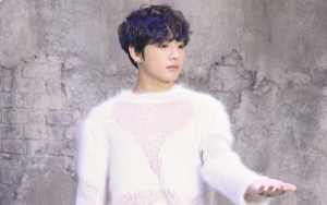 Rambut Biru Jungkook BTS Ngintip Saat Berangkat ke New York, Fans Tak Siap