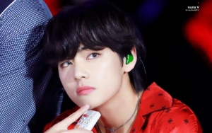 Momen Heroik Saat V BTS Selamatkan Seorang Reporter di Bandara