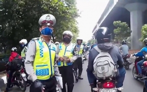 Viral Polisi Hadang Pelanggar Lalu Lintas Gunakan Jaket Ojol, Ternyata Ini Alasannya