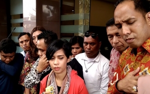 Tak Penuhi Panggilan Penyidik, Karen Idol Sebut Arya Satria Pengecut 