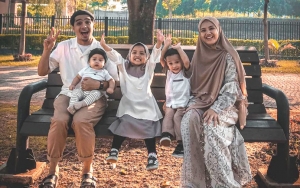 Ricky Harun Boyong Ketiga Anaknya Saat Umrah, Istri Bagikan Tips Ini