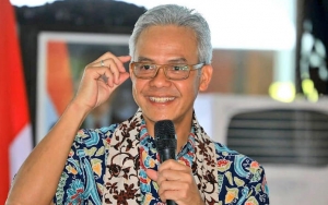 Gunakan Kaos 'Gubernur Garis Lucu', Ganjar Pranowo Jadi Sorotan
