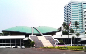 Kepulan Asap di Gedung DPR Bikin Orang-Orang Panik Berhamburan, Ini Kata Polisi