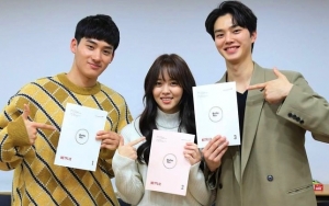 Jung Ga Ram Tatap Manis Kim So Hyun, Song Kang Nyengir di Sesi Baca Naskah 'Love Alarm' Season 2