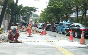 Cek Banjir, Ketua DPRD Temukan Rongsokan di Bawah Trotoar Revitalisasi Anies