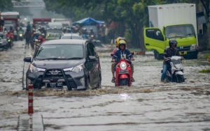 Seorang Pemotor Tewas Usai Nekat Terjang Banjir di Jakarta Pusat 