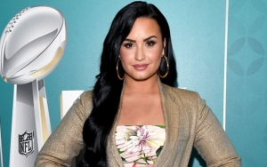 Demi Lovato Dipuji Super Cantik Usai Tampil Polos Tanpa Makeup dan Pamer Freckles di Foto Ini