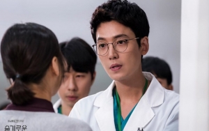 Jung Kyung Ho Semangat Syuting 'Hospital Playlist' Meski Perankan Karakter Kasar, Ini Alasannya