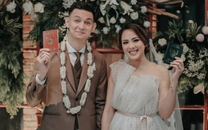 Marcell Darwin Pamer Foto Kocak Bareng Istri di Kolam Renang, Netter: Awas Bisa Hamil