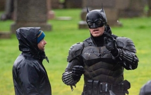 Foto Baru Lokasi Syuting 'The Batman' Perlihatkan Detail Kostum dan Senjata Robert Pattinson
