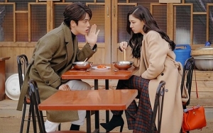 Cium Mesra Seo Ji Hye, Kim Jung Hyun Ngaku Lakukan Improvisasi Saat Syuting 'Crash Landing on You'