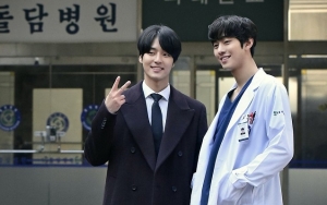 Yang Se Jong - Ahn Hyo Seop Ngobrol Akrab dan Berpelukan di Lokasi 'Romantic Doctor, Teacher Kim 2'