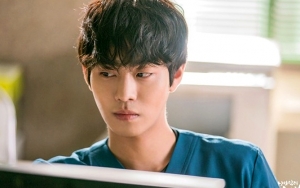Foto-Foto Ahn Hyo Seop Bareng Staf Wanita 'Romantic Doctor, Teacher Kim 2' Disorot Netizen Korea