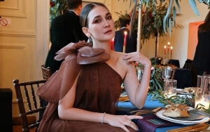 Luna Maya Senyum Lakukan Ini Saat Syahrini-Reino Umbar Cinta di Ultah Nikah Pertama
