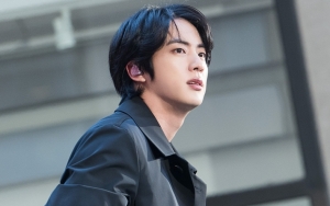 Biasanya Alim, Jin BTS Umbar Lengan Seksi Bikin Cewek-Cewek Auto Histeris