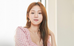 Lee Sung Kyung Karaoke Heboh di Pinggir Jalan Lokasi Syuting 'Romantic Doctor, Teacher Kim 2'