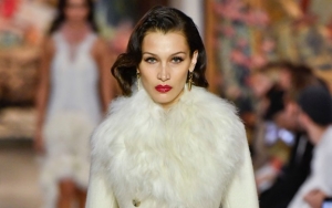 Bella Hadid Adu Cantik Pose Bareng 'Kembaran' di Cover Majalah