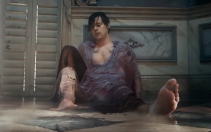 Harry Styles Tenggelam di MV 'Falling', Ekspresi dan Penghayatan Dipuji Habis-Habisan