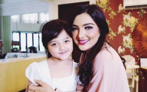Ashanty Bagikan Potret Lawas Bareng Orangtua, Wajah Sang Mama Disebut Mirip Arsy
