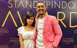 Pose 'Nakal' Uus Bareng Istri Tercinta Tuai Beragam Komentar Sampai Bikin Jefri Nichol Salfok