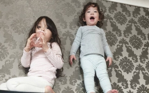 Sang Ibu Bagikan Foto Baru Naeun dan Gunhoo 'Superman is Back' di Swiss Bikin Kangen Berat