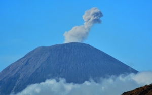 Usai Merapi, Kini Semeru Ikut Erupsi Hingga Level Waspada