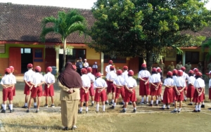 DPR Minta Mendikbud Nadiem Makarim Liburkan Sekolah Gara-Gara Corona