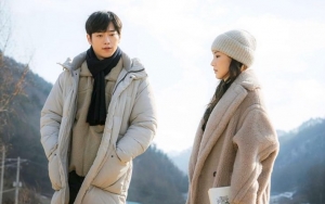 Seo Kang Joon Rebahan, Park Min Young Lakukan Ini di Sela Syuting 'When the Weather is Fine'