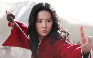 Liu Yifei Tampil Cantik Sekaligus Garang di Medan Perang dalam Poster Baru 'Mulan' Berikut Ini