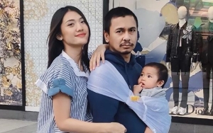 Istri Raditya Dika Beri Pembelaan ini Saat Disindir Karena Tak Bawa Tas Bayi