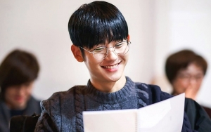 Jung Hae In Galau Menanti Seseorang di Poster 'A Piece of Your Mind'