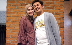 Zaskia Adya Mecca Coba Makanan di Resto Andalan Hanung Bramantyo, Syok Temukan 'Penghuni' Ini