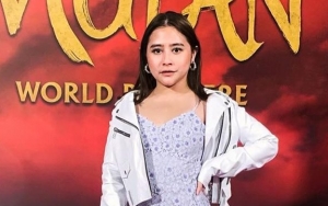 Hadiri Premiere Film 'Mulan', Prilly Latuconsina Interview Hingga Foto Bareng Seleb Hollywood
