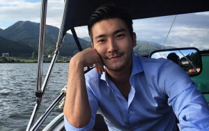 Foto-Foto Siwon 'Mas Agung' Santuy Belanja Mi Instan di Supermarket Jakarta