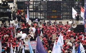 Massa Buruh Minta Bantuan 'Gubernur Indonesia' Anies Baswedan Untuk Tolak Omnibus Law