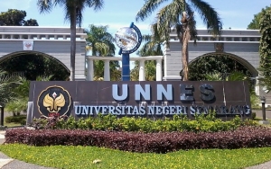 Semprot Tangan Wisudawan Dengan Hand Sanitizer Saat Wisuda, Ini Penjelasan Unnes 