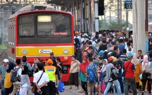 KRL Disebut Berisiko Tinggi Tularkan Corona, Warga Tetap Nekat Tumpangi Karena Ini