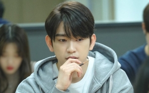 Jadi Mahasiswa Teladan, Intip Paras Tampan Jinyoung GOT7 di Foto Adegan 'Blossom'