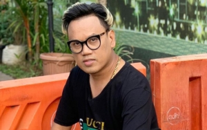 Hindari Salaman dengan Orang Lain, Uya Kuya Tak Peduli Dicap Sombong