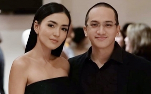 Istri Ge Pamungkas Bikin Takjub Saat Foto Bareng Lukisan Patih Ratu Pantai Selatan, Mirip Banget!