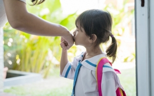 Antisipasi Corona, KPAI Minta Anak Tak Lagi Dibiasakan Cium Tangan Orang Dewasa