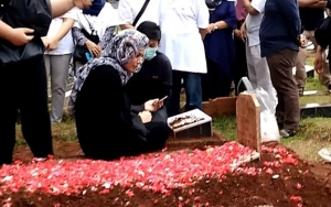 Intan RJ Nangis di Pemakaman Suami, Ungkap Berusaha Tegar Demi Besarkan 2 Anaknya