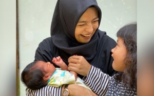 Baru Melahirkan Anak Kedua, Tantri Kotak Beber Tips Agar Anak Sulung Tak Cemburu Terhadap Sang Adik