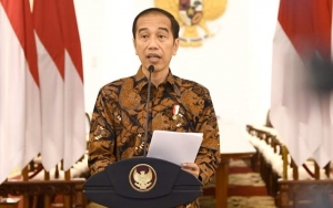 Jokowi Imbau Kerja Dari Rumah, Antrean Pekerja di Moda Transportasi Publik Justru Menumpuk
