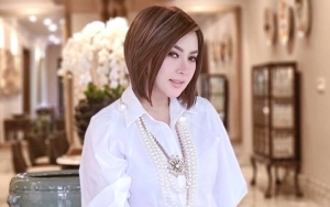 Syahrini Hadapi Virus Corona dengan Perbanyak Ibadah, Tulisan Typo Ramai Diledek