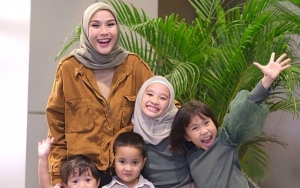 Zaskia Mecca Sebut Dampak Wabah Corona Bikin Putra Bungsunya Bahagia, Kok Bisa?