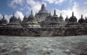 Candi Borobudur Disemprot Disinfektan Cegah Virus Corona