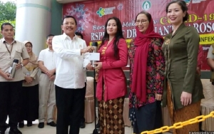 Menkes Berikan 'Oleh-oleh' Dari Presiden Jokowi Kepada 3 Pasien Sembuh Corona, Apa?