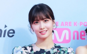 Gaya Seksi Momo Twice Berbikini di Pantai Tuai Perhatian