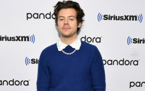 Harry Styles Pose Pakai Lipstik dan Stocking Jaring-Jaring di Pemotretan Terbaru